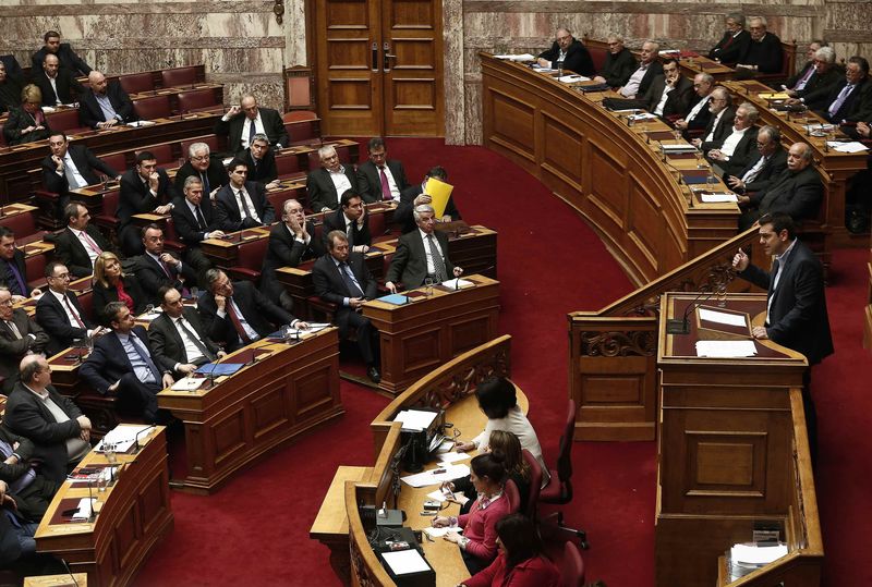 © Reuters. Premiê grego fala ao Parlamento em Atenas