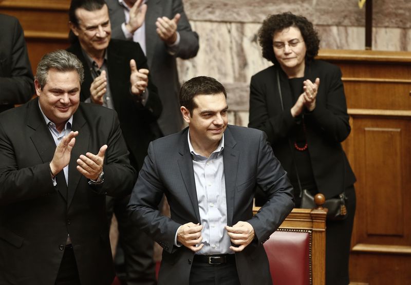 © Reuters. Greek Prime Minister Tsipras acknowledges applause after a vote of confidence at the parliament in Athens