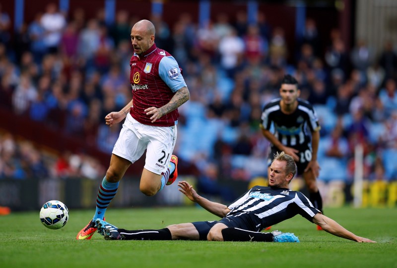 © Reuters. Aston Villa's Hutton is challenged by Newcastle United's de Jong during their English Premier League soccer match at Villa Park in Birmingham