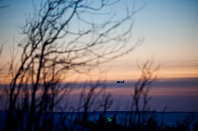 © Reuters. A passenger plane approaches Ted Stevens Anchorage International Airport on a cold and clear day in Achorage Alaska