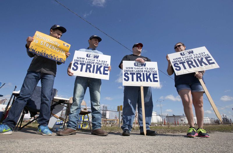 © Reuters. Workers from the USW union walk a picket line outside the Lyondell-Basell refinery in Houston, Texas.