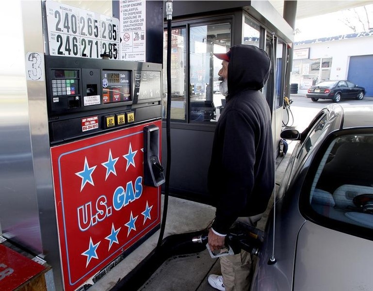 © Reuters. A gas station attendant fills a customer's vehicle in Turnersville, New Jersey