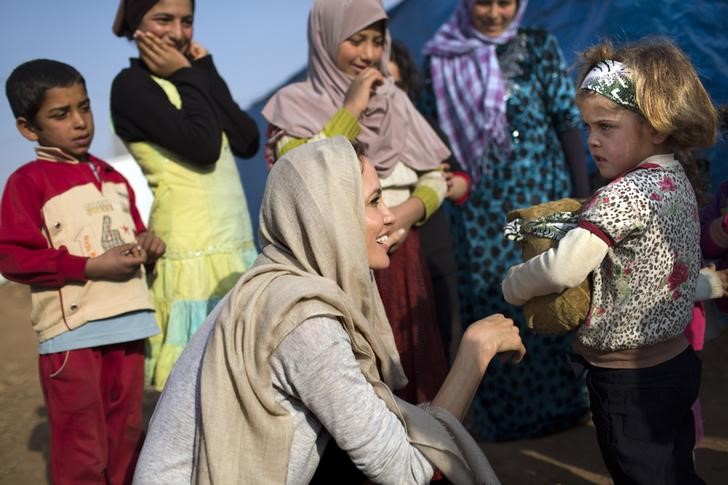 © Reuters. Angelina Jolie busca académicos para luchar contra la violencia sexual en conflictos