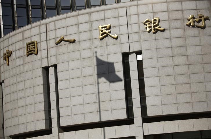 © Reuters. Sombra da bandeira chinesa no banco central da China, em Pequim