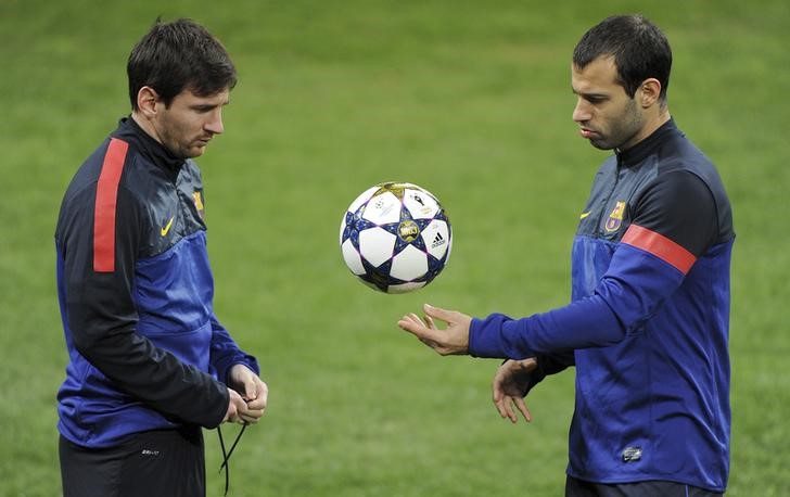 © Reuters. Lionel Messi e Javier Mascherano durante treino do Barcelona, em foto de arquivo