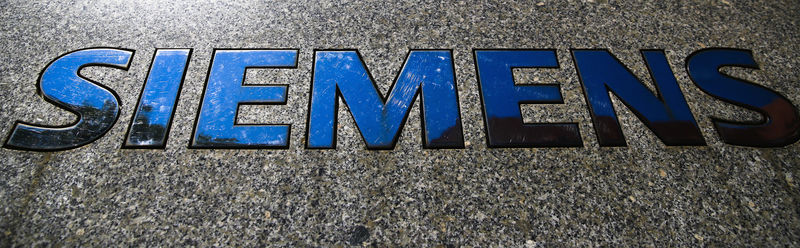 © Reuters. File photo of a Siemens logo in Berlin