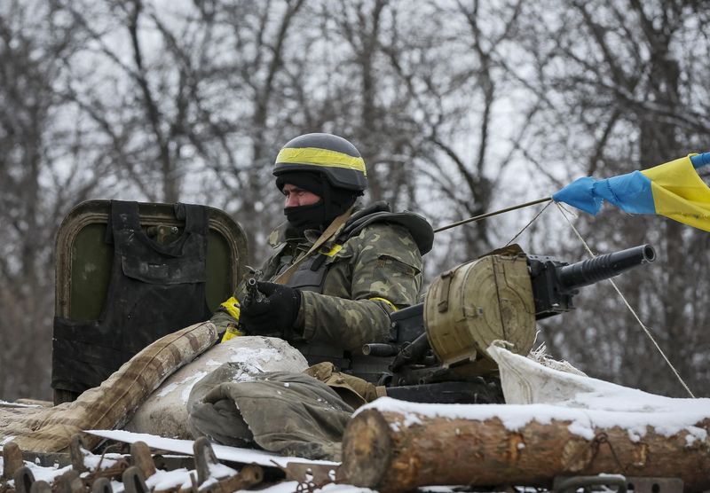 © Reuters. Membro das Forças Armadas ucranianas num transporte blindado perto de Debaltseve