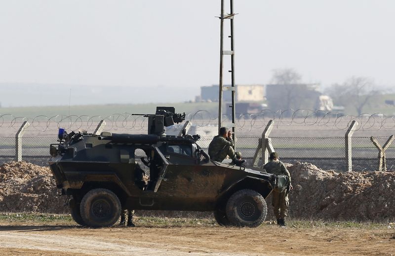 © Reuters. Soldados turcos monitoram a linha da fronteira com a Síria, no sudeste da Turquia
