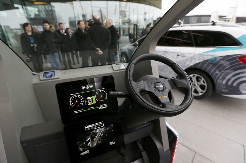 © Reuters. A prototype of a Lutz Pathfinder driverless vehicle is displayed to members of the media in Greenwich, east London