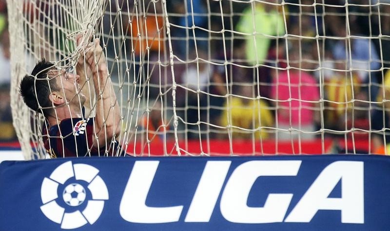 © Reuters. Los clubes de fútbol, dispuestos a parar la Liga por los derechos de emisión