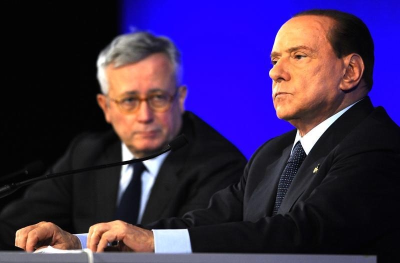 © Reuters. Italy's Prime Minister Berlusconi addresses a news conference with Italian Finance Minister Tremonti at the end of the G20 Summit in Cannes 