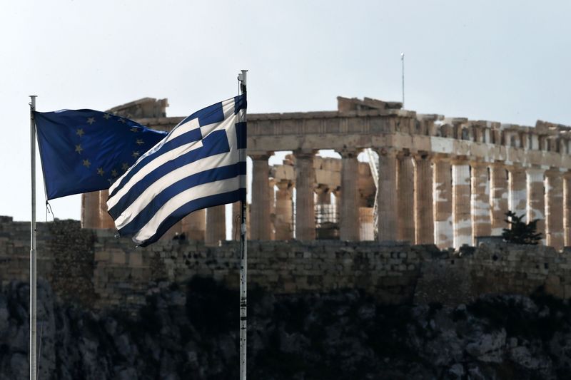 © Reuters. An EU and a Greek national flag flutter in front of the Parthenon temple in Athens