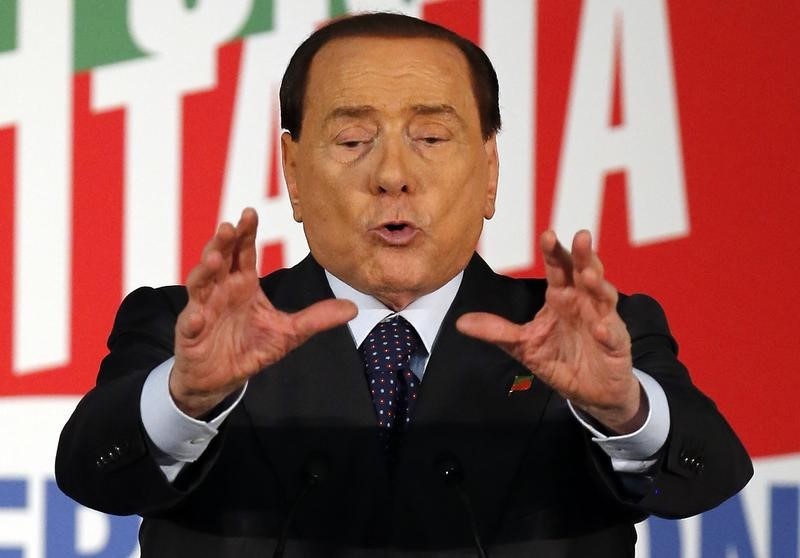 © Reuters. Forza Italia leader Berlusconi gestures as he speaks during a party rally in Milan