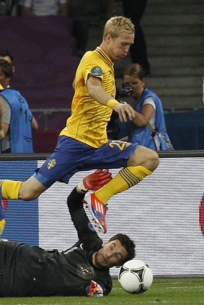 © Reuters. فيليلمسون الجناح السابق للسويد يعلن اعتزاله كرة القدم