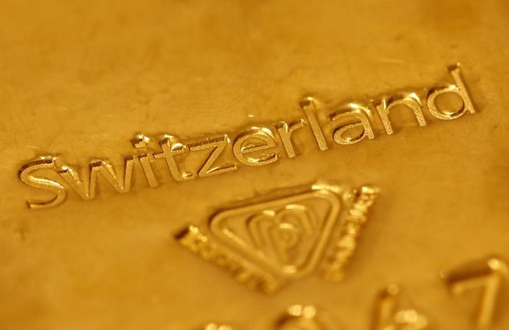© Reuters. الذهب يهبط 1% الي أدنى مستوى في شهر عند 1221.11 دولار للاوقية