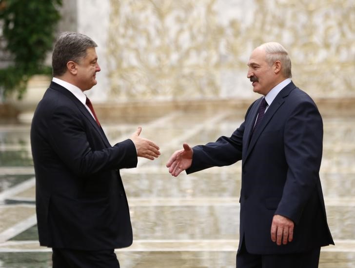 © Reuters. Presidente da Ucrânia, Petro Poroshenko, se encontra com o presidente de Belarus, Alexander Lukashenko, em Minsk