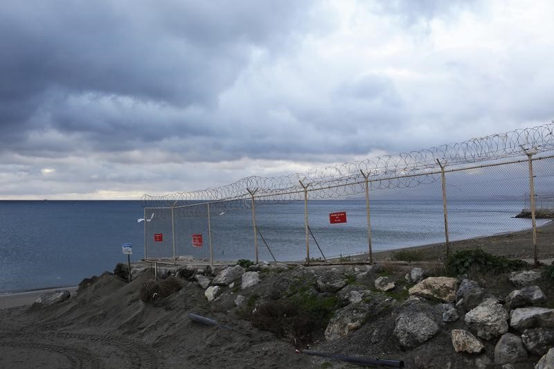 © Reuters. Imputados 16 guardias civiles por la muerte de 15 inmigrantes en Ceuta