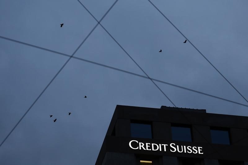 © Reuters. A Credit Suisse sign is pictured on a building of the bank in Geneva