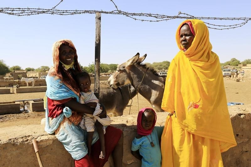 © Reuters. هيومن رايتس ووتش تتهم جنودا سودانيين باغتصاب جماعي في دارفور