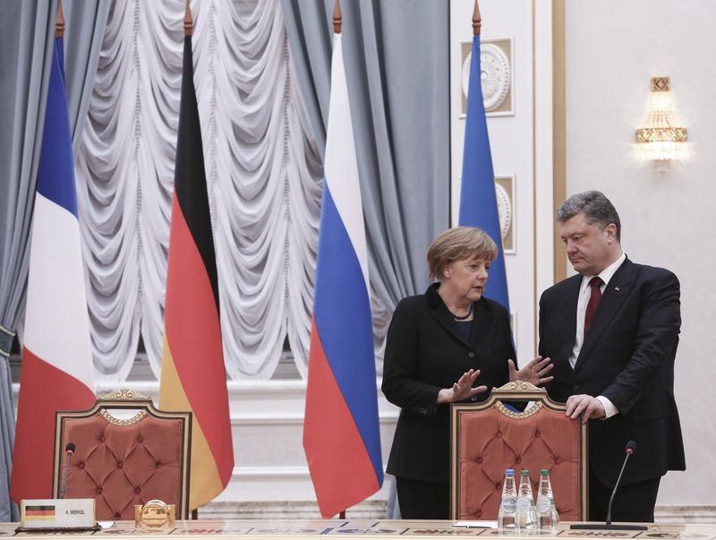© Reuters. Chanceler alemã conversa com presidente da Ucrânia