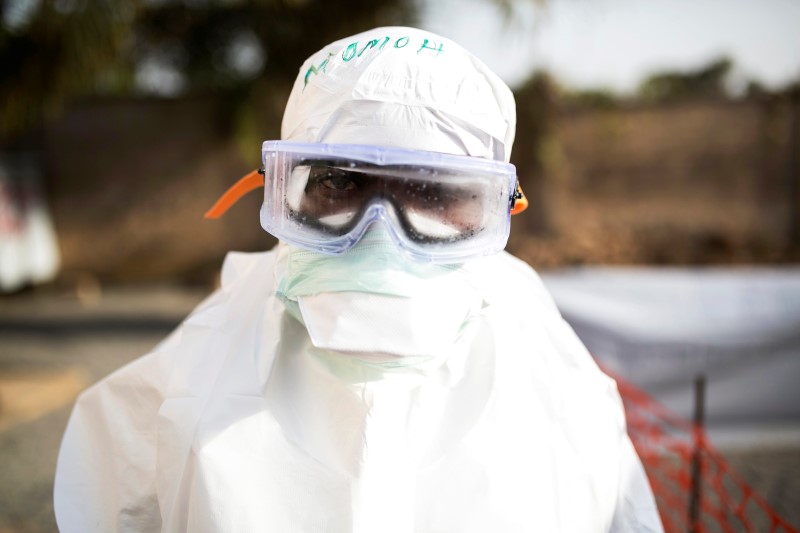 © Reuters. Agente de saúde usa proteção contra Ebola em Serra Leoa