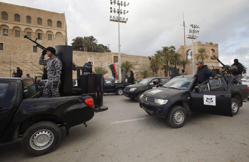 © Reuters. Membros da polícia líbia em Trípoli