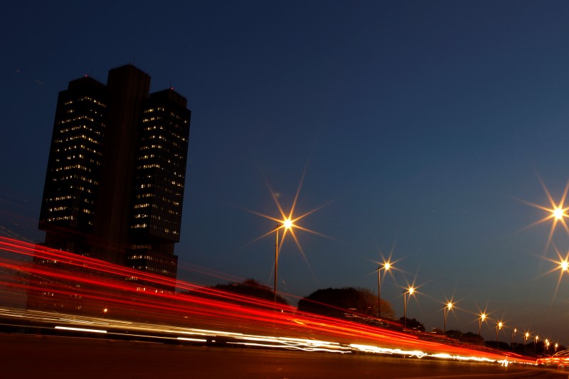 © Reuters. Imagem noturna da sede do Banco Central, em Brasília 