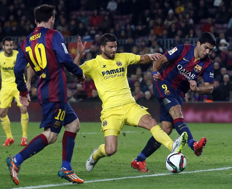 © Reuters. سواريز يتألق في انتصار برشلونة على فياريال في كأس الملك