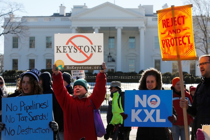 © Reuters. Activists hold a rally against government approval of the planned Keystone XL oil pipeline, in front of the White House in Washington