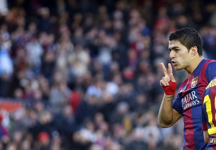© Reuters. Luís Suárez, do Barcelona, comemora gol marcado contra o Córdoba pelo Campeonato Espanhol