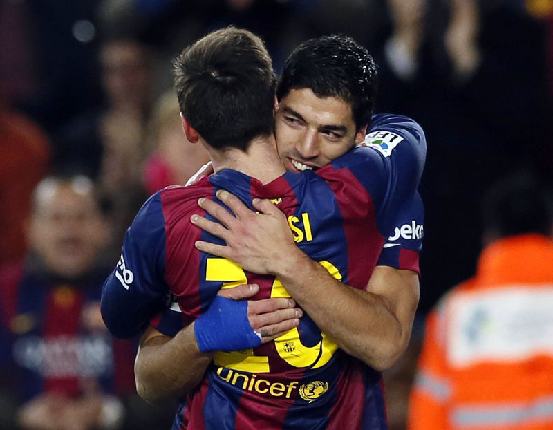© Reuters. Luis Suárez e Lionel Messi comemoram gol do Barcelona