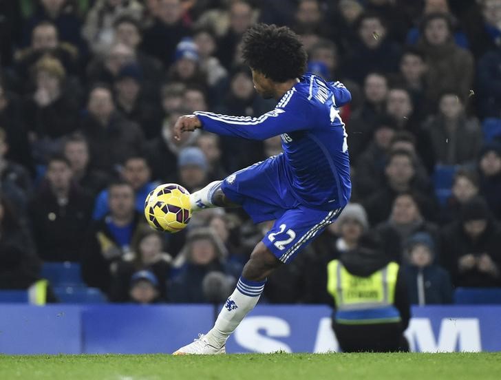© Reuters. Willian, do Chelsea, marca gol contra Everton pelo Campeonato Inglês
