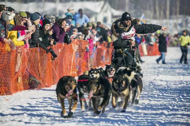 © Reuters. Musher Rick Casillo greets spectators during the official restart to the Iditarod dog sled race in Willow, Alaska