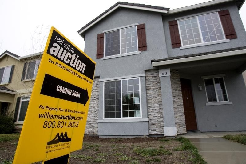 © Reuters. An auction sign is displayed in front of a home in Stockton