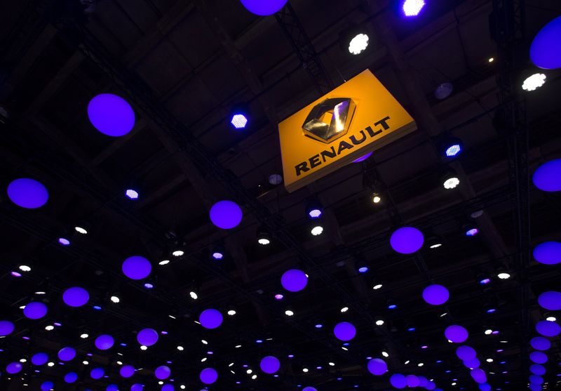 © Reuters. The logo of Renault is displayed from the ceiling of an exhibition hall during the Brussels International Auto Show