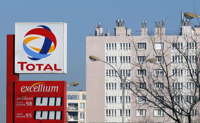 © Reuters. A logo is pictured at French oil and gas company Total gas station in Marseille
