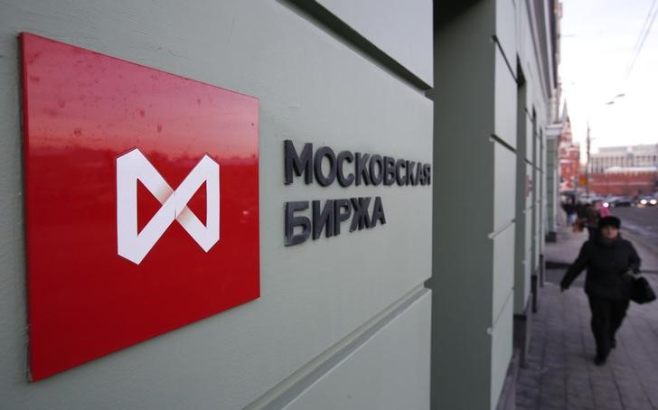 © Reuters. Женщина проходит мимо Московской биржи