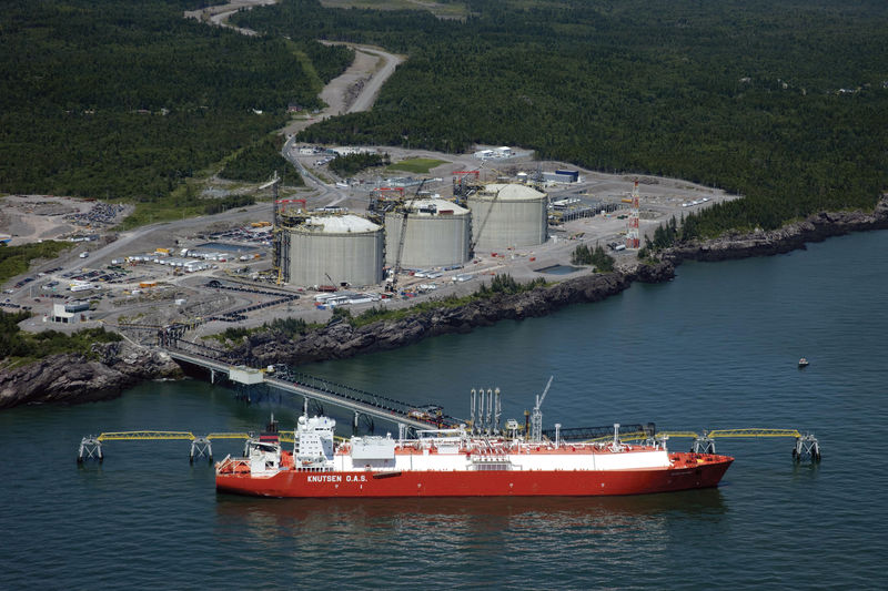© Reuters. Repsol busca aprobación regulatoria para exportar gas de terminal canadiense