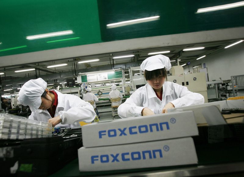 © Reuters. File photo of employees working inside a Foxconn factory in the township of Longhua