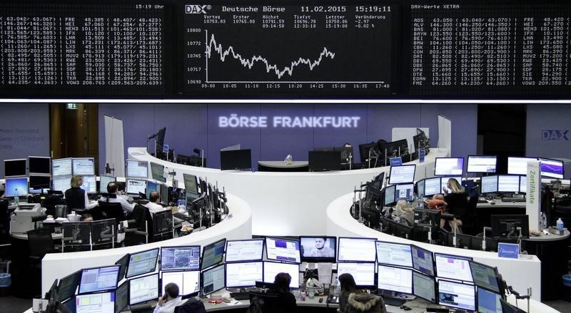 © Reuters. Las bolsas europeas abren estables, Credit Suisse y Renault suben 