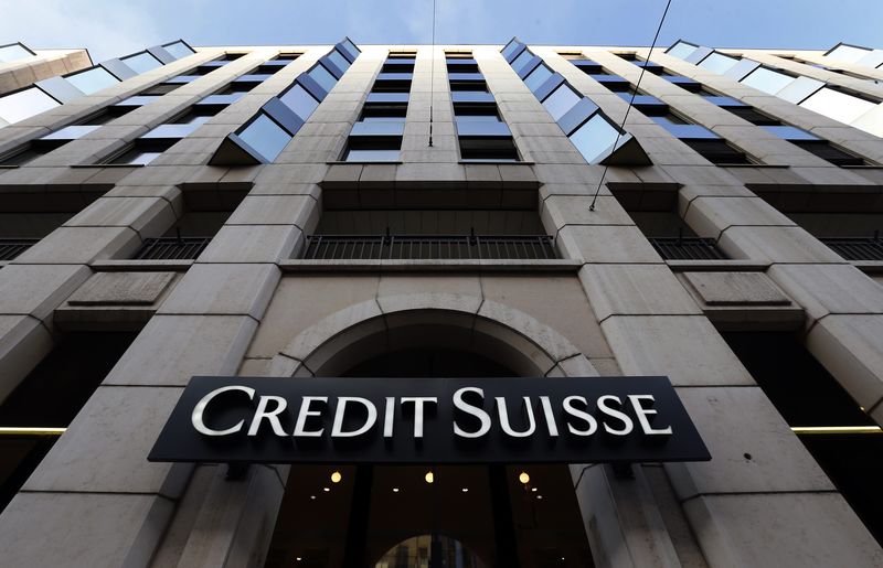 © Reuters. Логотип швейцарского банка Credit Suisse в Женеве