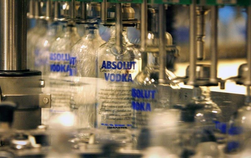 © Reuters. Бутылки наполняются водкой Absolut в Охусе, Швеция