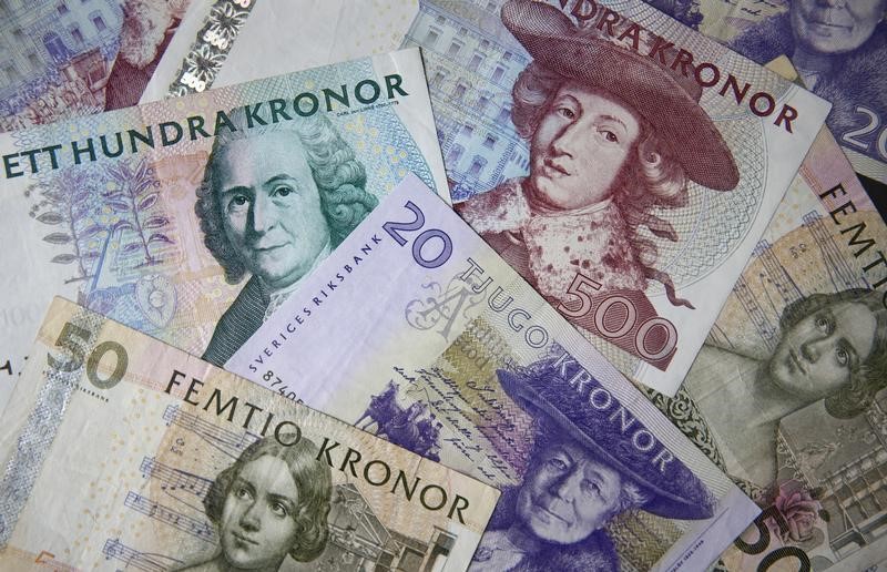 © Reuters. Swedish kronor are seen in this photo illustration taken in Stockholm