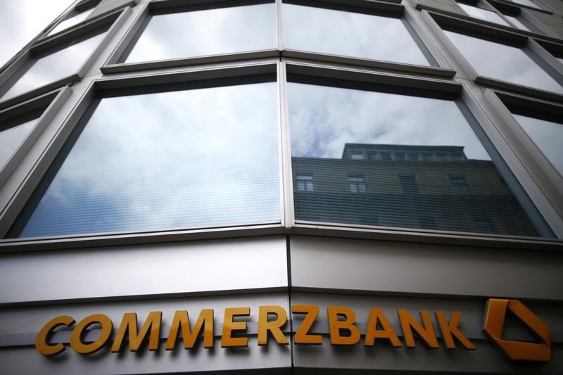 © Reuters. Логотип Commerzbank на здании центрального офиса банка во Франкфурте-на-Майне