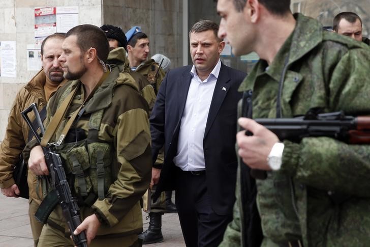 © Reuters. Лидер так называемой Донецкой Народной Республики Александр Захарченко (в центре) в Донецке