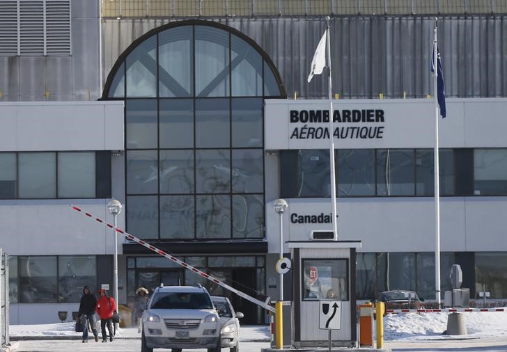 © Reuters. Employees leave work at a Bombardier plant in Montreal