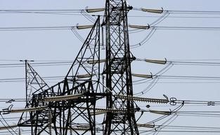 © Reuters. High-voltage power lines and electricity pylons are seen in Civitavecchia, northern Rome