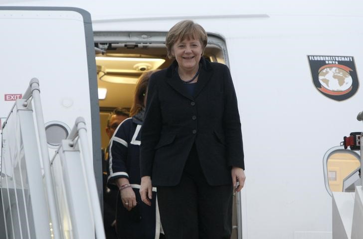 © Reuters. Chanceler alemã, Angela Merkel, chegando em aeroporto perto de Minsk