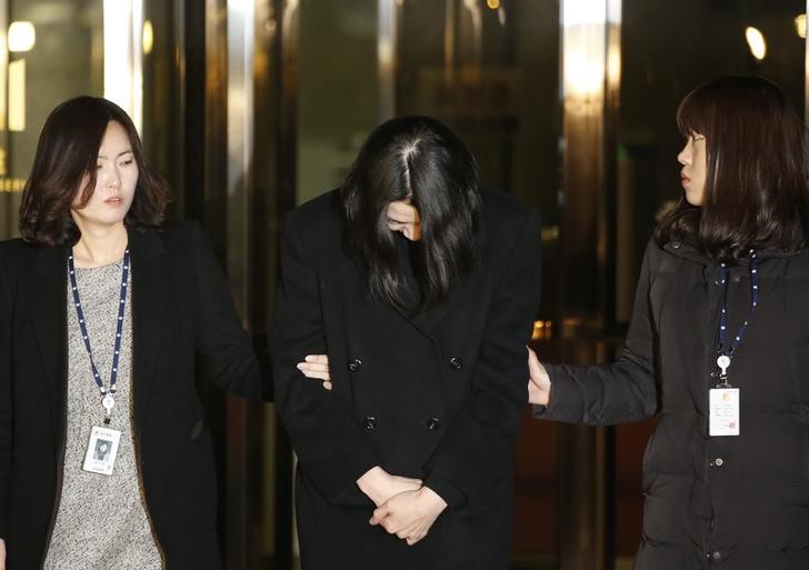 © Reuters. Heather Cho seguindo para centro de detenção após ordem judicial, em Seoul