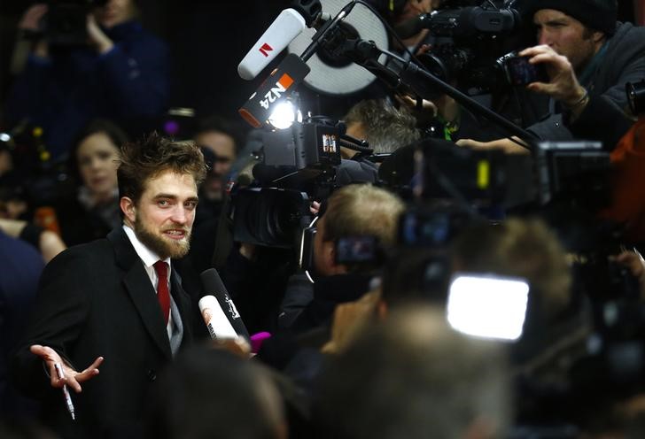 © Reuters. Ator Robert Pattinson na chegada para exibição de "Life" no Festival de Berlim 